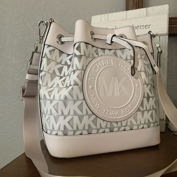 Michael Kors Handbags - Last one 😍New MK bucket bag